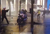 22.12.2018 - Acte VI à Paris : un policier sort son arme et pointe des...
