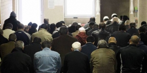 12.05.2015 - En Belgique, les policiers doivent se rendre à la mosquée, pour s'ouvrir au multiculturalisme 