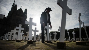 03.11.2015 - En Bretagne, 600 croix érigées en hommage aux agriculteurs suicidés