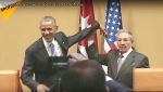 23.03.2016 - Devant les caméras du monde entier, Raoul Castro empêche Obama de lui mettre la “papatte” sur l’épaule