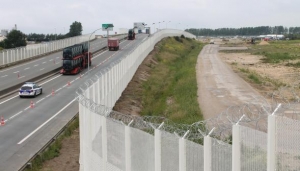 08.09.2016 - Migrants : Londres construit un mur anti-intrusion à Calais