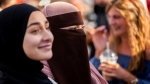23.12.2018 - Les musulmans dans le viseur ? Pour devenir Danois, les étrangers naturalisés devront serrer la main