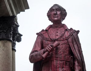 08.10.2018 - La statue de celui qui disait de Riel « Il sera pendu, même si tous les chiens du Québec aboient en sa faveur » encore vandalisée