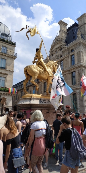 30.06.2018 - France : les militants homosexuels s’en prennent à la statue de Jeanne d’Arc durant leur « Marche des Fiertés »