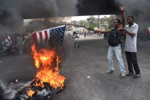 Haïti: des manifestants brûlent un drapeau américain