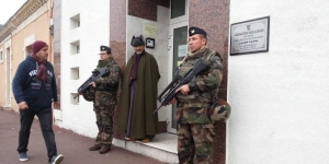 15.12.2015 - France : des militaires pour protéger une mosquée