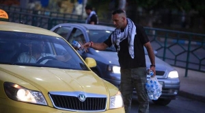 23.06.2015 - Pour l’iftar, des chrétiens palestiniens distribuent de l’eau aux musulmans coincés dans les checkpoints