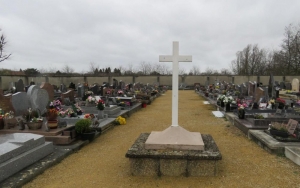 Les laïcards  français poursuivent leur mission anticatholique jusque dans les cimetières