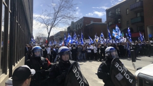 Les deux faces de la même pièce s'infiltrent dans une manifestation en appui au projet de loi sur la laïcité