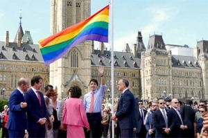 Justin Trudeau devient le premier PM à lever le drapeau gay sur la Colline du Parlement