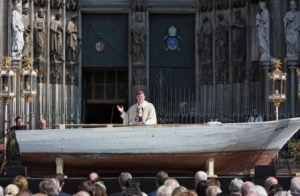 02.06.2016 - Cologne : Le cardinal célèbre la messe avec un bateau de réfugiés en guise d’autel