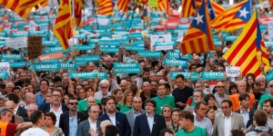 22.10.2017 - La démocratie espagnole aux oubliettes mais le peuple Catalan dans la rue : 450 000 personnent manifestent à Barcelone pour réclamer l'indépendance 