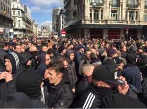29.03.2016 - Les manifestants réagissent après les évènements de Bruxelles : "les "pacifistes" ont commencé à nous cracher dessus"