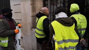 Des Gilets jaunes en France demandent «l'aide de Maduro» à l'ambassade du Venezuela