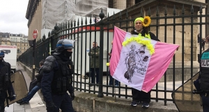 Tensions avec les forces de l’ordre sur les Champs-Élysées lors de l’acte 17