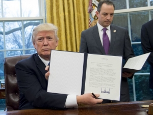 24.01.2017 - Donald Trump signe l’acte de retrait des États-Unis du partenariat transpacifique