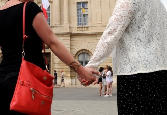 09.11.2014 - France : Une maire musulmane refuse de marier deux lesbiennes – silence des LGBT  