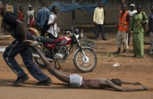 05.11.2015 - Trois musulmans lynchés et découpés en morceaux en Centrafrique 