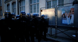 08.05.2017 - Foule de manifestants à l'est de Paris, les policiers ont recours au gaz lacrymogène