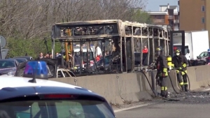 Milan : le conducteur d'un bus rempli d'enfants incendie son véhicule en soutien aux migrants