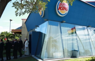 15.07.2015 - Bergoglio dans un Burger King bolivien : décadence moderniste, Eglise au service des multinationales (et imposture sud-américaine ?)