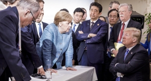 21.06.2018 - «Ne dis plus que je ne te donne jamais rien»: Trump aurait jeté des bonbons à Merkel