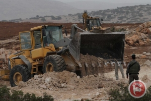 Les bulldozers israéliens nivèlent des champs à Umm al-Kheir pour installer des tuyaux d'égout pour les colons
