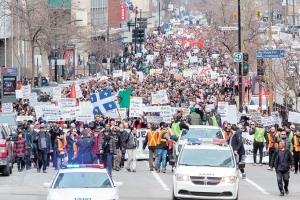 La haine manifestée dans Montréal finit par une prière de rue