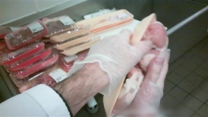 29.11.2014 - Des épiceries trichent sur les dates d'emballage de viande et de volaille