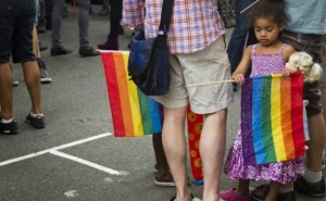 03.06.2017 - Totalitarisme gay au Canada : l’Ontario adopte une loi permettant d’arracher les enfants aux parents chrétiens