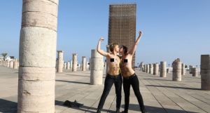 03.06.2015 - Seins nus, deux Femen s’embrassent devant la tour Hassan à Rabat