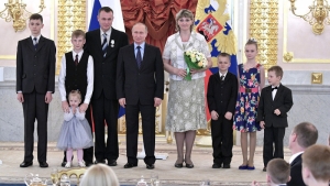 Vladimir Poutine relance la politique familiale 