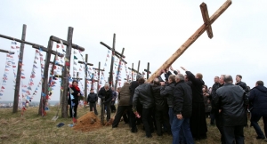 19.03.2017 - Des croix chrétiennes dans un champ pour protester contre l’islamisation de l’Europe
