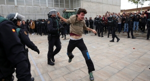 01.10.2017 - «Répression et violence d’État»: les clashs avec la police font 337 personnes blessées par la police à Barcelone