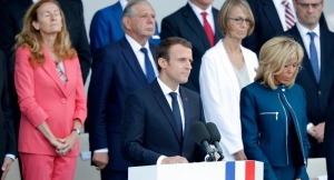 14.07.2017 - Twitter s’indigne: Macron ne chante pas la Marseillaise pendant la parade du 14 Juillet
