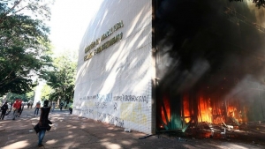 25.05.2017 - Brésil : des manifestants attaquent des bâtiments gouvernementaux, l'armée déployée