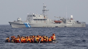 25.10.2015 - Des grecs armés et masqués attaquent des bateaux de réfugiés, laissant les gens livrés à la mort