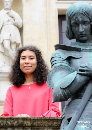 22.02.2018 - France multiculturaliste : la jeune fille métisse qui incarnera Jeanne d'Arc à Orléans fait polémique