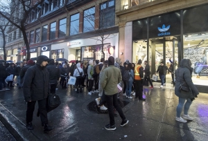 26.11.2017 - Culte de la marchandise : foule monstre chez Adidas malgré la controverse