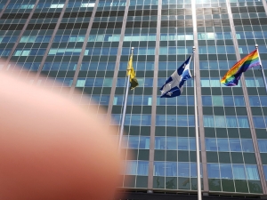 Une manifestation devant la fierté policière