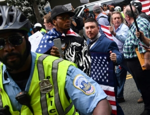 13.08.2018 - Une poignée de néonazis seulement à Washington, des centaines d'antifas