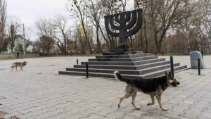 08.05.2016 - Le drapeau israélien brûlé dans un mémorial de l’Holocauste en Ukraine