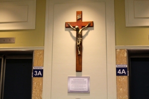 Laïcité: les écoles et les hôpitaux pourront garder leurs crucifix