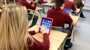 09.08.2015 - iPad à l'école publique : ce n'est pas aux parents de payer, tranche le ministère