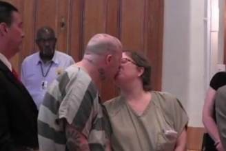 13.08.2015 - Condamnés à la prison à vie pour avoir tué un pédophile, les deux skinheads s'embrassent: "Ce fut le plus beau jour de ma vie"