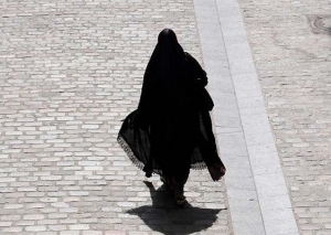 25.03.2016 - Une femme en burqa brûle une Bible en plein Paris ... sans que le parquet ne reconnaisse d'infraction !
