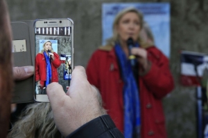 17.12.2015 - Inversion accusatoire : photos d'exactions de l'EI, Marine Le Pen visée par une enquête