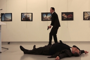 20.12.2016 - L’ambassadeur russe à Ankara assassiné par un policier turc au nom d’Alep