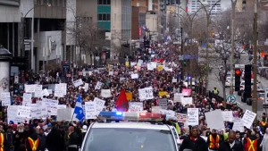 La France dans le viseur des manifestants anti-laïcité à Montréal, les islamistes en embuscade