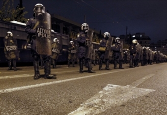 22.07.2015 - Les policiers grecs menacent les représentants de l'UE et du FMI : signe d'une révolution à venir ?
